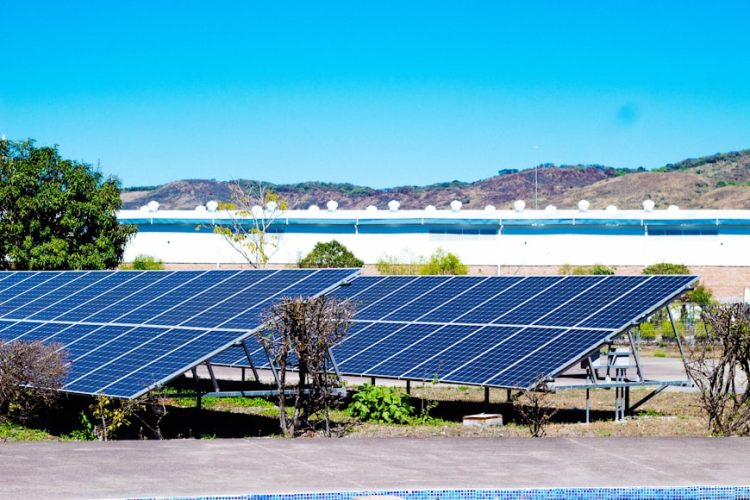 Kapan PLTS Off-Grid Menjadi Pilihan bagi Industri di Area Terpencil?